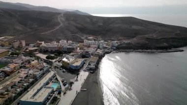 İspanya, Tarajalejo - 06.08.2025: İspanya 'nın Kanarya Adaları, Fuerteventura Adası' nın güney kesimindeki volkanik kıyılarda yer alan Tarajalejo 'nun havadan görünüşü.