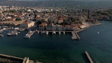 Yunanistan, Chania - 24,09,2025: Girit, Yunanistan 'da dalgakıran, marina ve taş kuru limanlı Eski Venedik Hanya Limanı' nın havadan görünüşü
