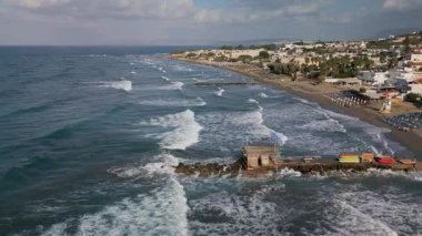Girit Adası 'nın kuzey sahilinin hava ve panoramik manzarası. Agia Marina ve Platanias, Girit, Yunanistan yakınlarındaki kayalık iskeleye dalgalar çarpıyor