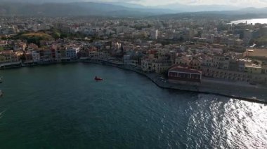 Avlu, kafe ve deniz feneriyle Eski Venedik Hanya Limanı 'nın havadan görünüşü, Girit, Yunanistan