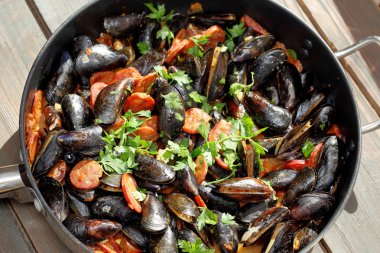 Bir tavada pişirme chorizo ile midye