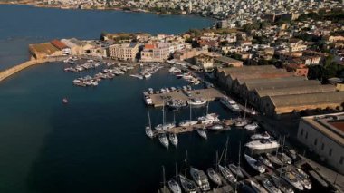 Eski Venedik 'in Chania Limanı' nın dalgakıran, marina ve taş gibi kuru limanları olan havadan görünüşü, Girit, Yunanistan