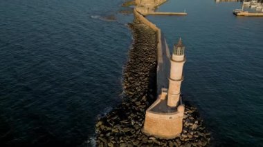 Yunanistan, Chania - 24,09.2025: Yunanistan 'ın Girit kentindeki Eski Venedik limanındaki deniz feneri ve dalgakıran manzarası