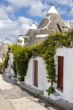 Alberobello, Puglia, İtalya ve Bari bölgesindeki geleneksel trulli evlerinin manzarası