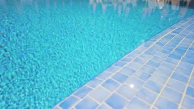 Lüks otellerde ya da otellerde temiz mavi suyu, şezlongları ve şemsiyeleri olan bir yüzme havuzu..