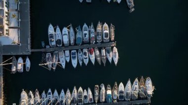 Puerto de Mogan, Gran Canaria, İspanya - 07.01.2026: Porto de Mogan, Gran Canaria, Kanarya Adaları, İspanya, Atlantik, Avrupa limanına yanaşan lüks yat ve tekneler. Üst hava görüntüsü.