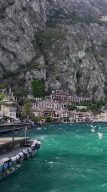 Garda Gölü ve Limon Konsolosu Garda 'nın panoramik dikey manzarası, İtalya.