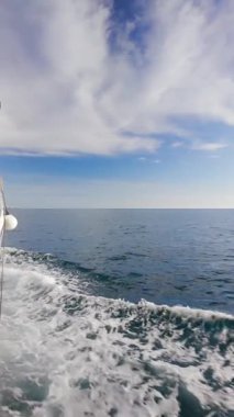 Geminin sancak tarafının dikey yavaş çekim görüntüsü ve dalgalı deniz dalgaları