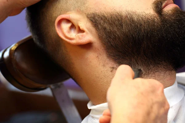 Barbier rasage et modélisation barbe par trimer électrique au niveau des cheveux s — Photo