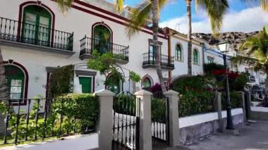 Palmiyeli ve begonvilli güzel binalar resimli balıkçı köyü Puerto de Mogan, Gran Canaria, Kanarya Adaları, İspanya