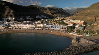 Playa de Mogan 'ın havadan görünüşü, Puerto de Mogan, Gran Canaria, Kanarya Adaları, İspanya, Atlantik, Avrupa' daki gezinti güvertesi boyunca liman ve renkli binalar.