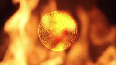 Bitcoin kırmızı alevlerin arkaplanına karşı yavaş çekimde döner, bu da ısınmış bir pazar veya finansal değerde önemli bir düşüş ve metin alanı için kopyalama alanı anlamına gelir