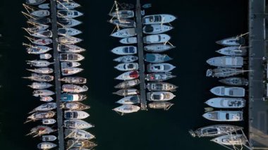 Limandaki Puerto de Mogan, Gran Canaria, Kanarya Adaları, İspanya, Atlantik, Avrupa limanına yanaşan lüks yat ve tekneler. Üst hava görüntüsü.