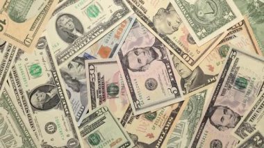 Dönen dolarların en üst görünümü, arka plan olarak ABD para birimi veya illüstrasyon