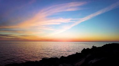 Playa del Amadores, Amadores Sahili 'nden, Gran Canaria, Kanarya Adaları' ndaki Porto Riko de Gran Kanaryası yakınlarındaki güzel, resimli günbatımının panoramik manzarası..