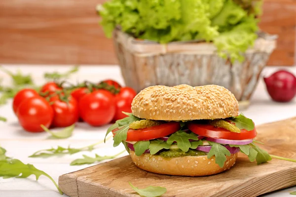 Vegetarisches Sandwich mit Pesto und Tomate auf Holzgrund — Stockfoto