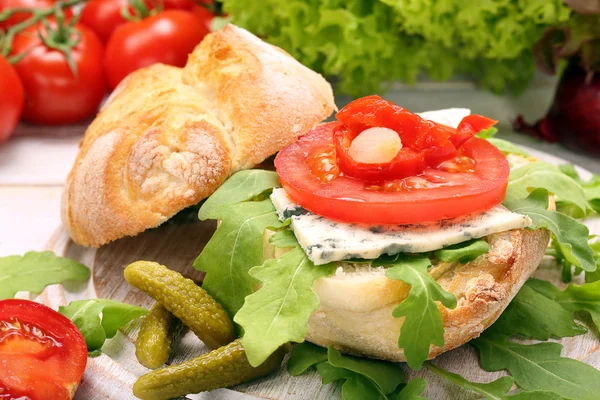 Sanduíche vegetariano com queijo azul, rúcula, pimentas marinadas — Fotografia de Stock