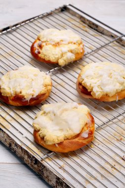 Topuz pasta kek ve krema ile