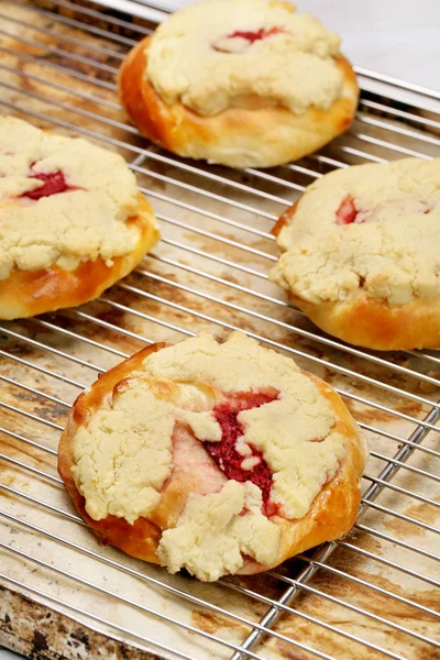 Torta de pão com morangos e desmoronar — Fotografia de Stock