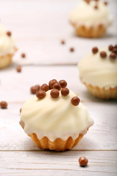 Bolo de muffin creme branco com bolas de chocolate — Fotografia de Stock
