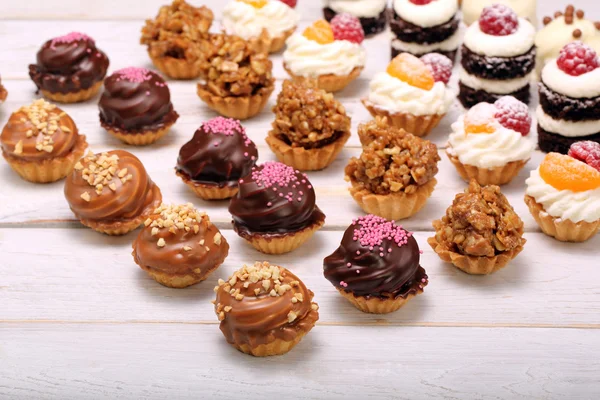 Catering conjunto de cookies no fundo de madeira branca — Fotografia de Stock