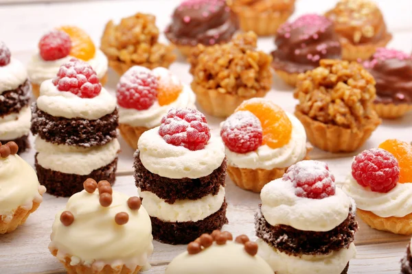 Catering conjunto de cookies no fundo de madeira branca — Fotografia de Stock