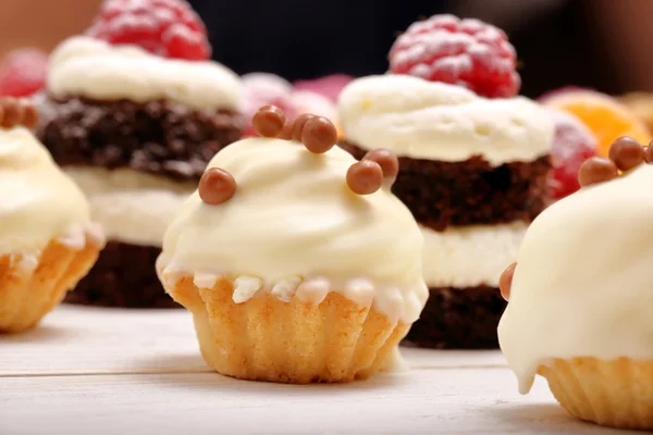 Bolo de muffin creme branco com bolas de chocolate — Fotografia de Stock