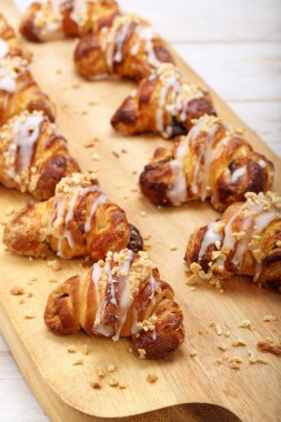 Ceviz ahşap arka plan üzerinde kruvasan dolması