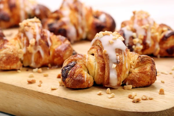 Croissant relleno con nueces sobre fondo de madera — Foto de Stock