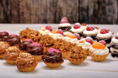 Beyaz ahşap zemin üzerinde Çerezler catering