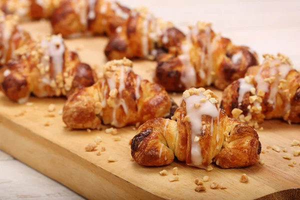 Croissant relleno con nueces sobre fondo de madera — Foto de Stock