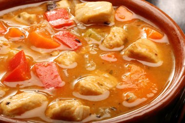 Tavuk güveç kasede sıcak biber ile