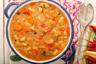 Tavuk güveç metal tencerede sıcak biber ile