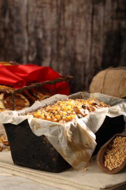 Noel meyveli kek pişirme kalıp içinde