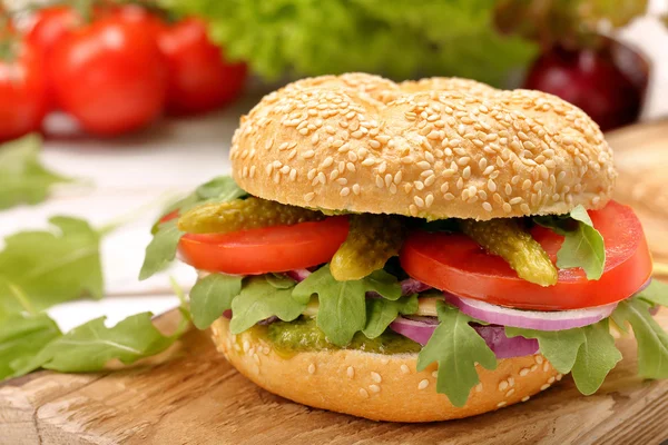 Sandwich végétarien au concombre de tomate et oignon sur bac en bois — Photo