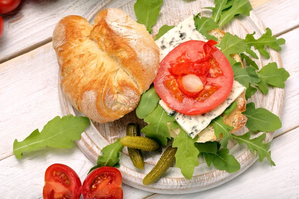 Sanduíche vegetariano com queijo azul pimentas marinadas e cebola — Fotografia de Stock