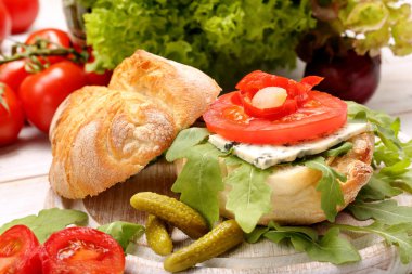 Mavi peynir Marine biber ve soğan ile vejetaryen sandviç