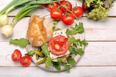 Mavi peynir Marine biber ve soğan ile vejetaryen sandviç