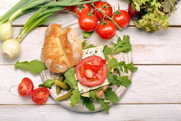 Mavi peynir Marine biber ve soğan ile vejetaryen sandviç