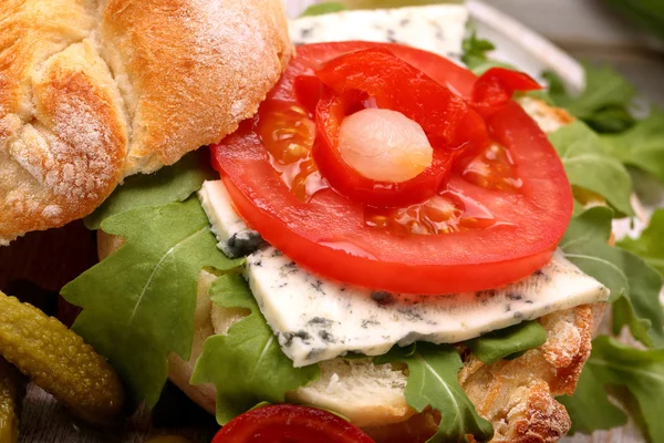 Vegetarisches Sandwich mit Blauschimmelkäse marinierte Paprika und Zwiebeln — Stockfoto