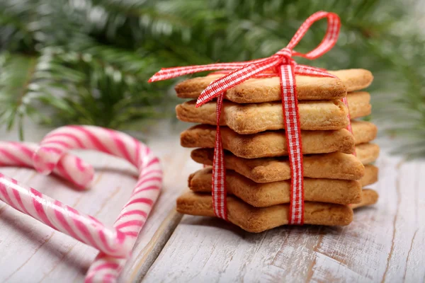 Biscoitos de Natal com decoração em fundo de madeira — Fotografia de Stock