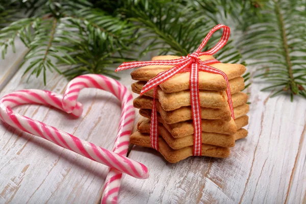 Biscoitos de Natal com decoração em fundo de madeira — Fotografia de Stock