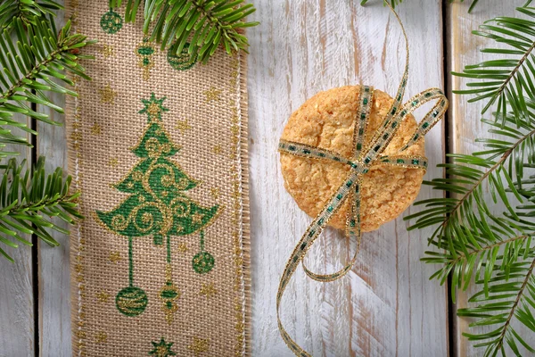 Biscuits de Noël avec décoration sur fond en bois — Photo