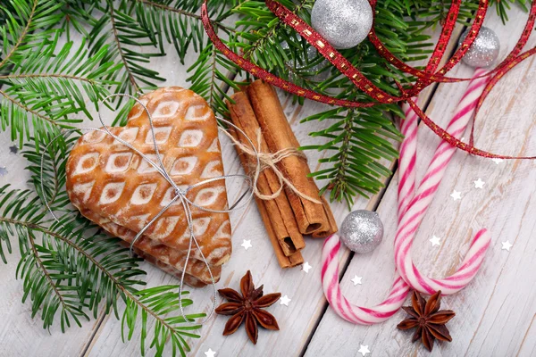 Χριστούγεννα μελόψωμο με διακόσμηση σε ξύλινα φόντο — Φωτογραφία Αρχείου