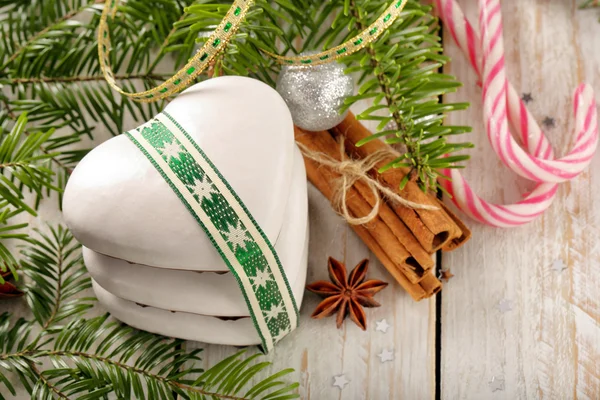 Weihnachten Lebkuchen mit weißem Zuckerguss und Dekoration auf Holz — Stockfoto