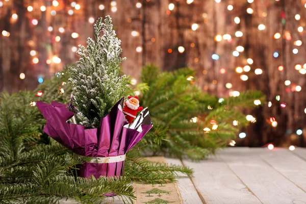 Decoración navideña con medias sobre fondo de madera con espacio —  Fotos de Stock