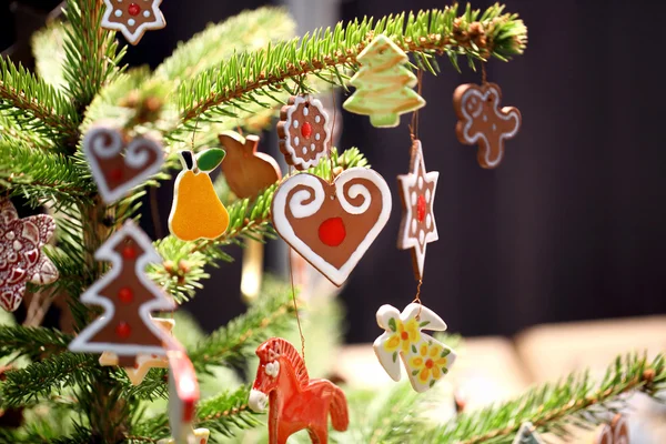 Kerstversiering op de boom — Stockfoto