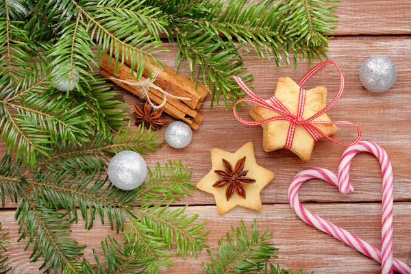 Μπισκότα Χριστουγέννων με διακόσμηση σε ξύλινα φόντο — Φωτογραφία Αρχείου