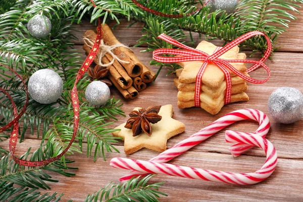 木製の背景の装飾とクリスマス クッキー — ストック写真