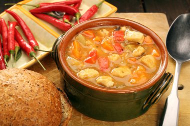 Türkiye güveç kasede sıcak biber ile